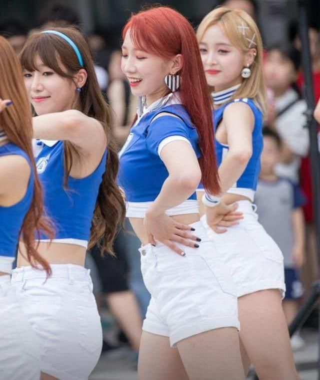 迪丽热巴孟美岐同穿破洞裤，一个水蛇腰一个粗腰，网友：差距真大