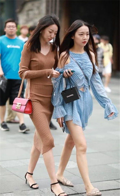 『美女』街拍:成熟美女穿搭短裤,秀出长腿,充满魅力