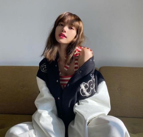  服装的穿搭：Lisa的春季穿搭真是别致！一件白色小短裙，看上去清纯又性感