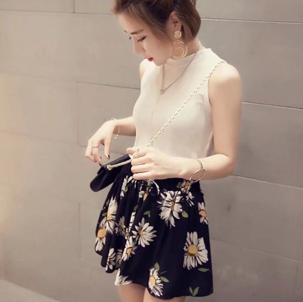 姐姐身穿紧身打底衫，那动人心魄的气质，真的让人着迷