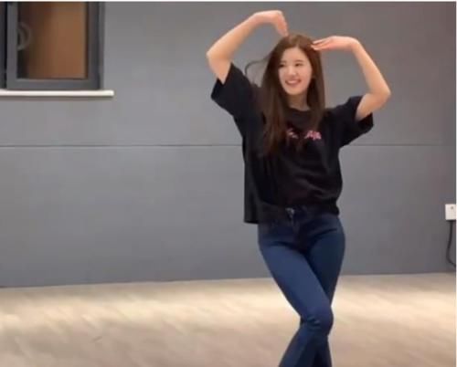 「胖子」赵露思晒出跳舞减肥视频，看了她的腿，这让我们胖子怎么活？