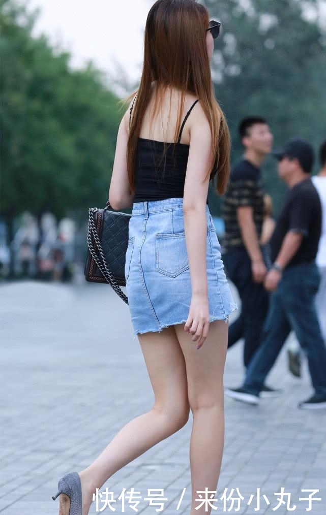  「美女」街拍美女黑色吊带背心搭配牛仔短裙尽显清新气质，充满青春活力