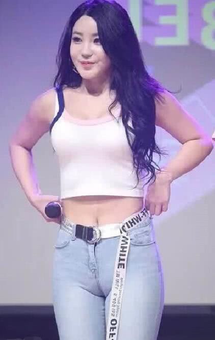 这位美女小姐姐火了，只因穿了这条紧身裤，网友：不勒得慌？