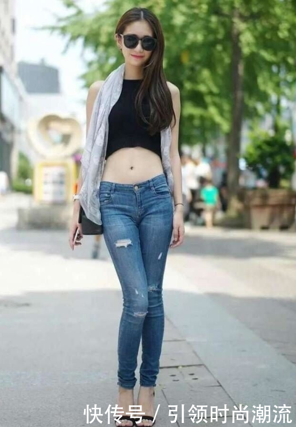 富有韵味的牛仔裤美女，秀出腰身美好曲线，随性优雅！