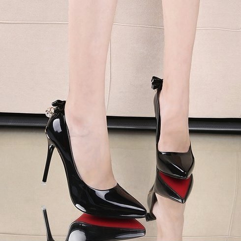 去夜店没战靴怎能行?细跟高跟鞋洋气更有魅力，搭配包臀裙超吸睛