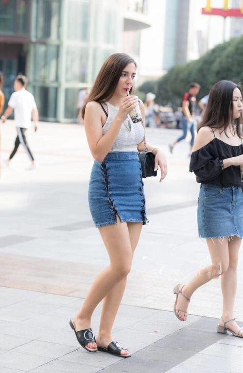 身材姣好的打底裤小姐姐，显得魅力四射，尽显小女人的味道！