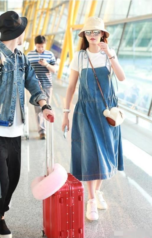 沈梦辰是热是冷?穿这么严实的卫衣配短裤，网友:胯大没办法!