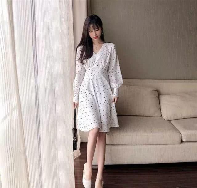  就算：就算是简约朴素的打底衫，学会搭配也能展示出自己的风格