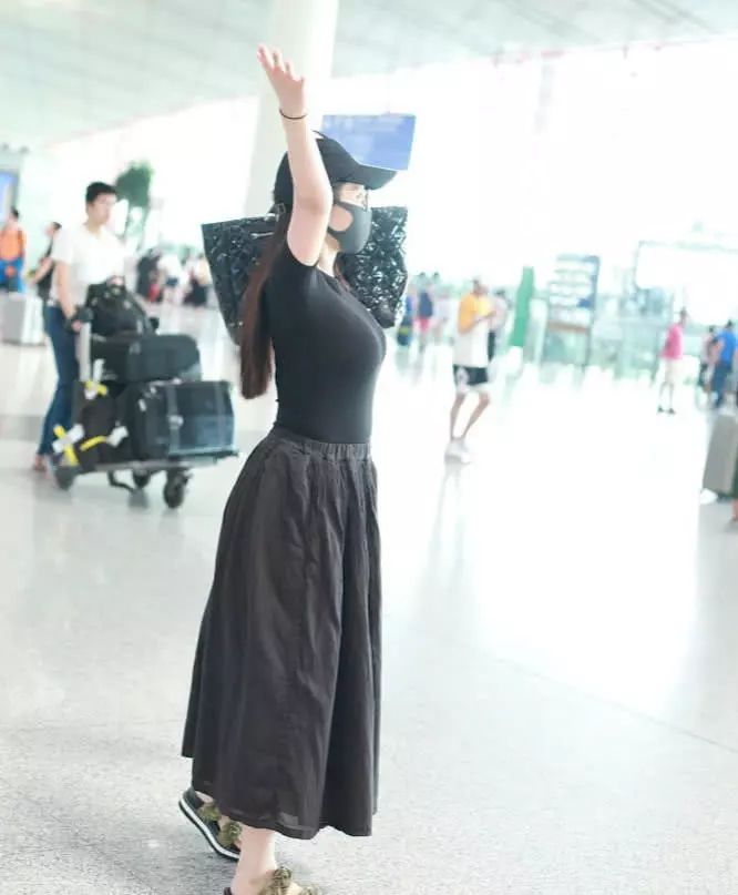 徐冬冬到底是胖了!一身黑色穿扮也没用，网友:简直胖成球了!