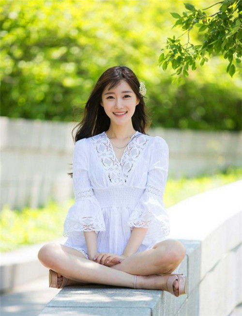  「身材」街拍：身材高挑微胖的小姐姐，一条鲜艳裙子，女神范儿十足