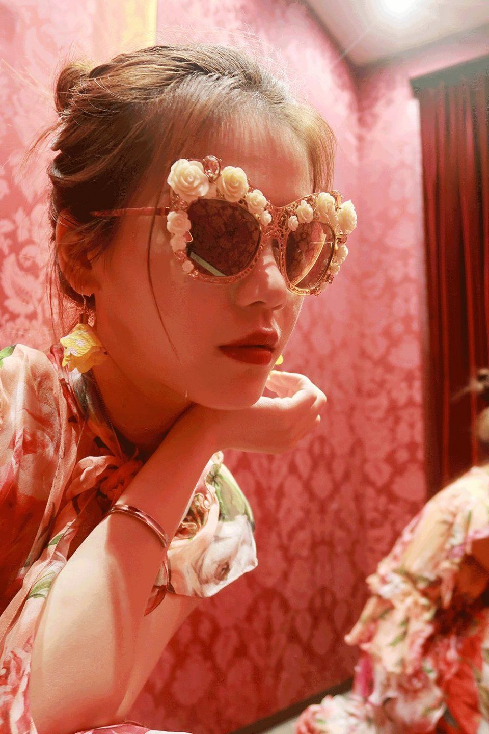 亲身示范丨原来真的可以在试衣间自拍出时尚芭莎封面!