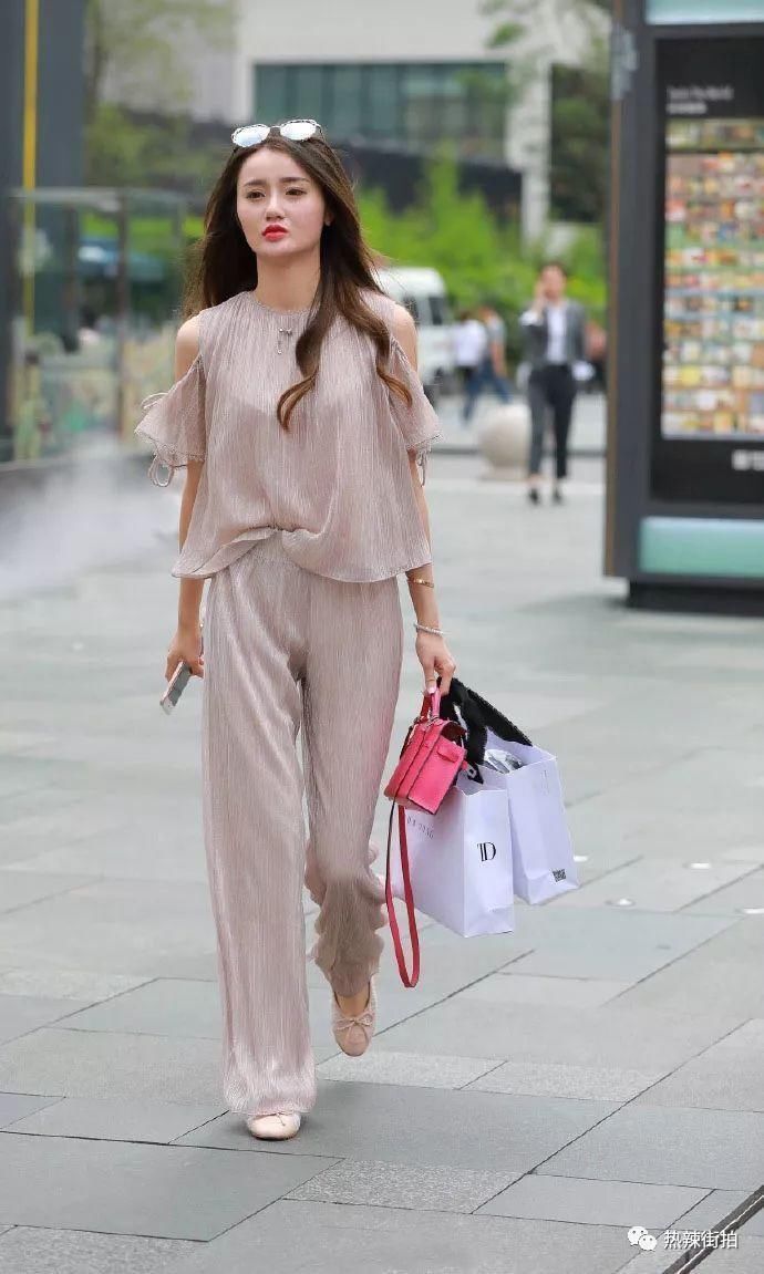 街拍:长相气质俱佳的魅力美女，背影更加迷人