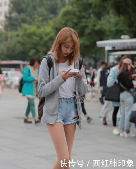 小姐姐|街拍:超可爱的小姐姐,大长腿十分亮眼,非常有女人味