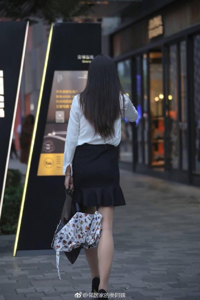 武汉街拍:这个夏季薄透白衬衫才是我的最爱，小姐姐有没有穿丝袜
