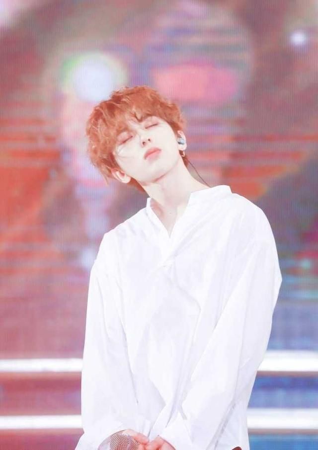 明星奇葩穿着!蔡徐坤鞋带当腰带，杨幂牛仔裙倒穿!