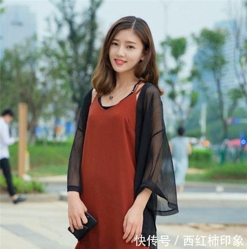 蓝色:街拍美女蓝色吊带长裙,长发飘飘,气质高雅
