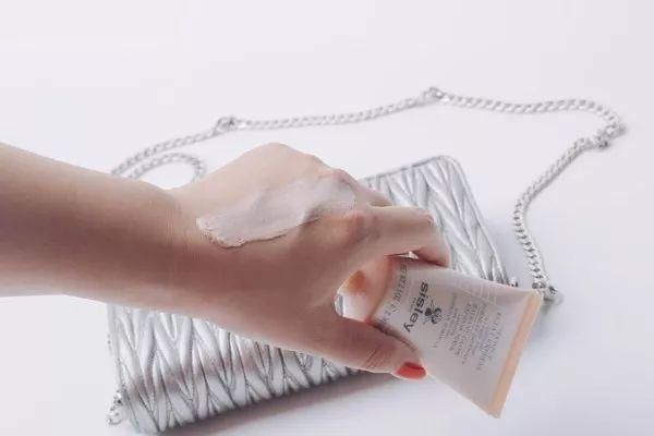 拜托了!化妆包 丨 闷热的夏天，你的毛孔真的需要深层清洁!