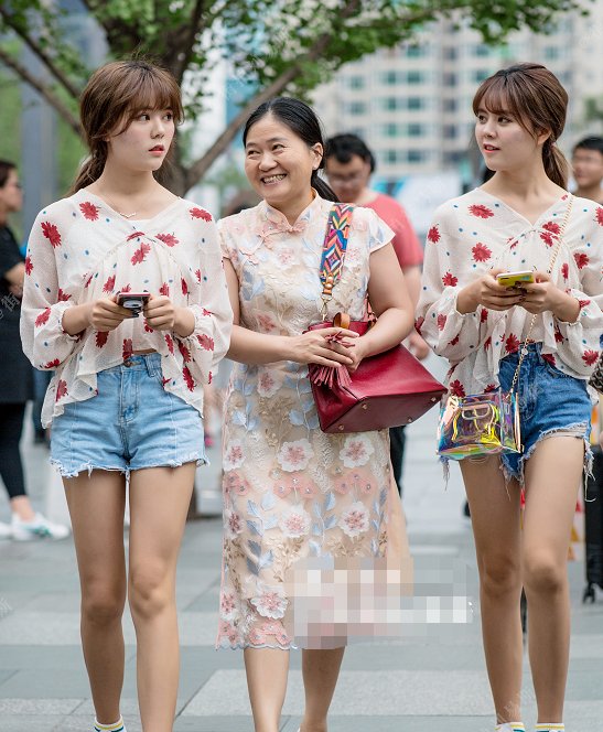 街拍：美女穿超短热裤，水嫩白皙的长腿，美到“炸街”啊！