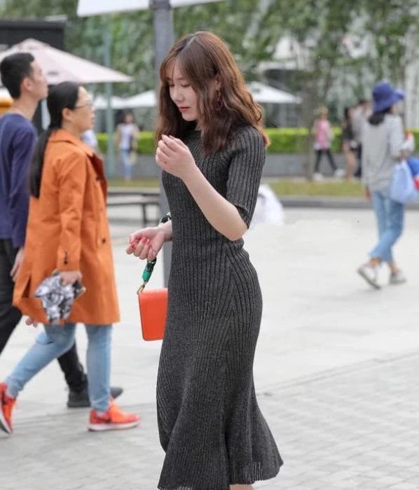 『美女』街拍:丹唇外朗的美女,一条黑色的针织连衣裙,时尚优雅大方气质
