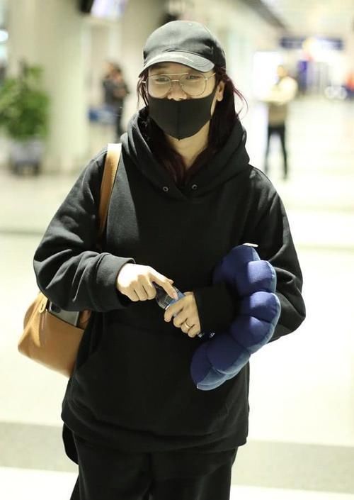 #低调#玲花低调走机场,运动装太低调,可造型随性变成“小象腿”