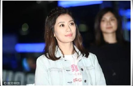 贾静雯这裤脚烂得真别致，44岁辣妈似24，网友:爱情滋润的样子