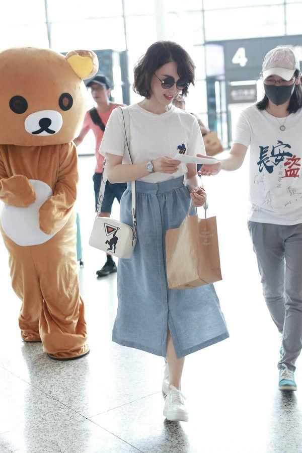 陈数携手儿子现身，网友:太像姐弟了