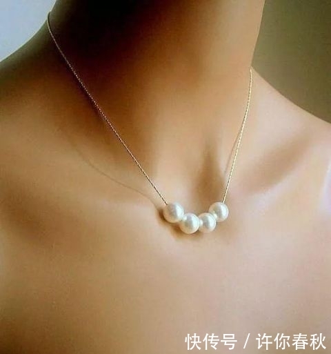  「条珍珠项链」简直不要太好看，珍珠项链时下最流行的几种佩戴方式都在这了