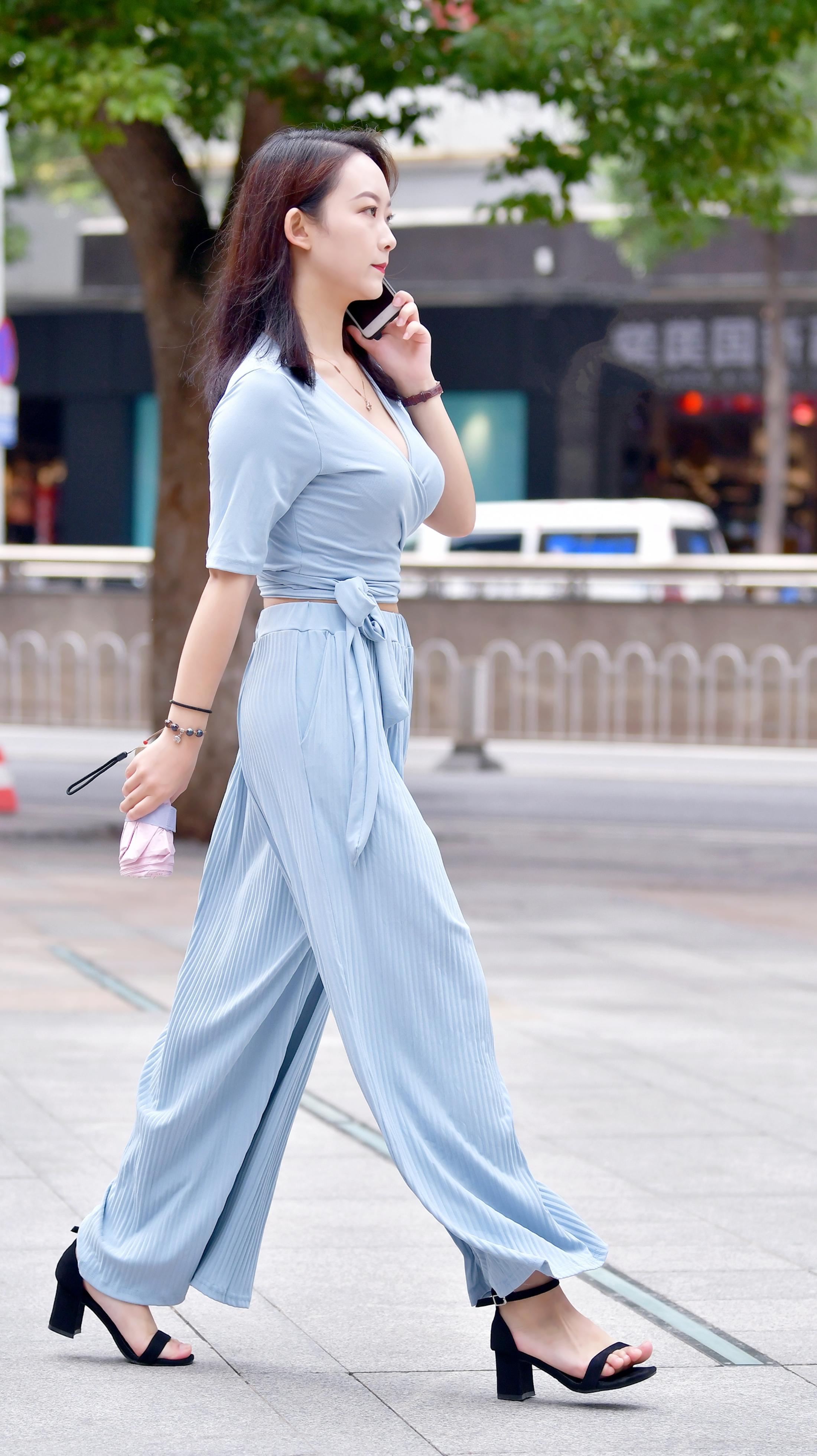 街拍：小姐姐一身浅绿色套装搭配黑色高跟凉鞋，透漏着温婉秀气