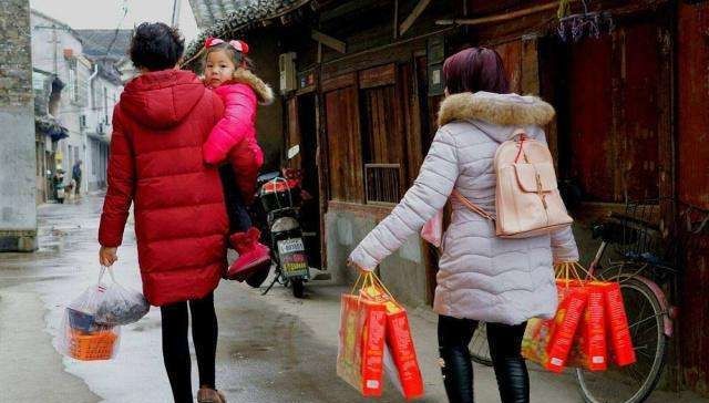  礼尚往来■农村俗语“路有三不走，礼有三不随，钱有三不借”，