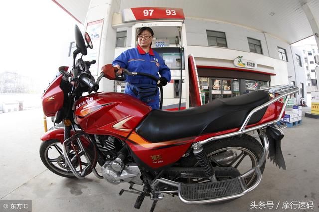 摩托车加油难?加到车里的是油,留在心中的却是
