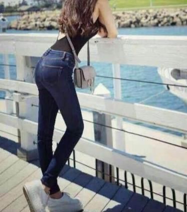 穿紧身牛仔裤的人多了，走路的时候到处都是牛仔裤美女