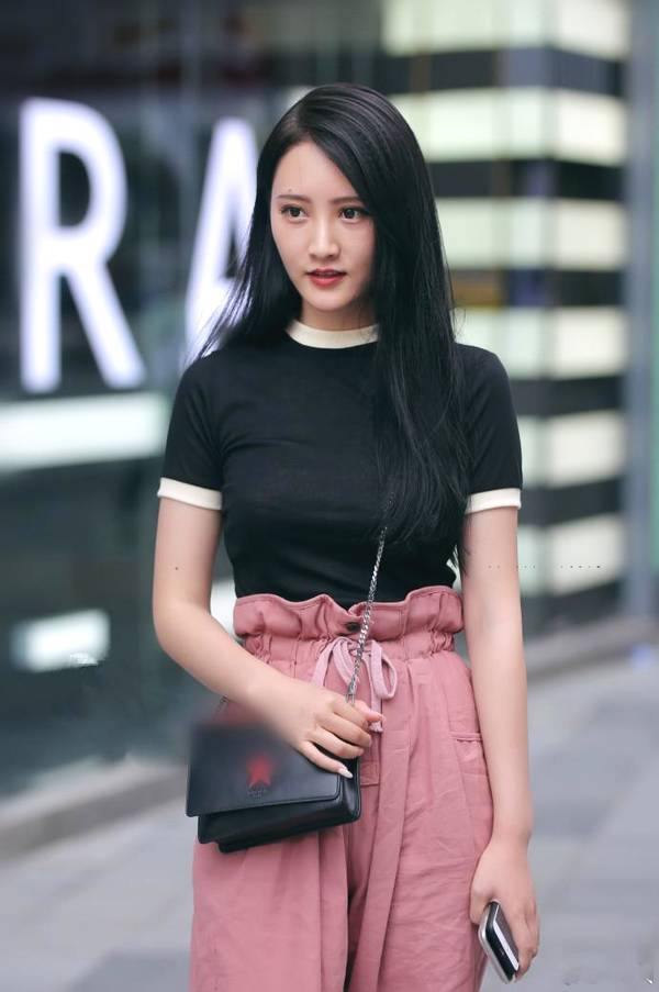 街拍：小姐姐身材曼妙美腿吸睛，温柔的味道！