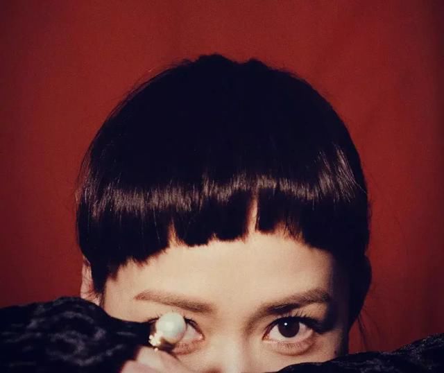 紫禁城发型总监佘诗曼剪了新刘海,锅盖头配丝巾承包你1周笑点