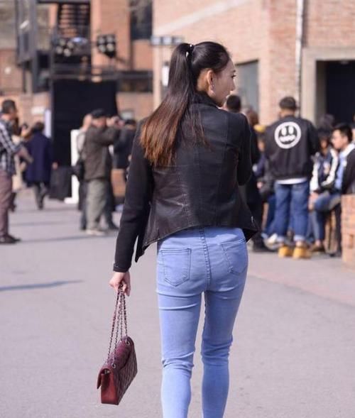 【气质】美女时尚街拍：温柔可人的美女，一件咖啡色上衣配黑色短裙，时尚优雅气质