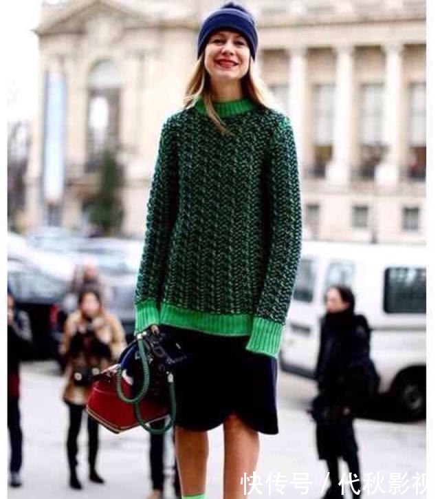 【酒红色】建议皮肤黑黄的女人,毛衣多穿这3个“显白色”,上身减龄显气色