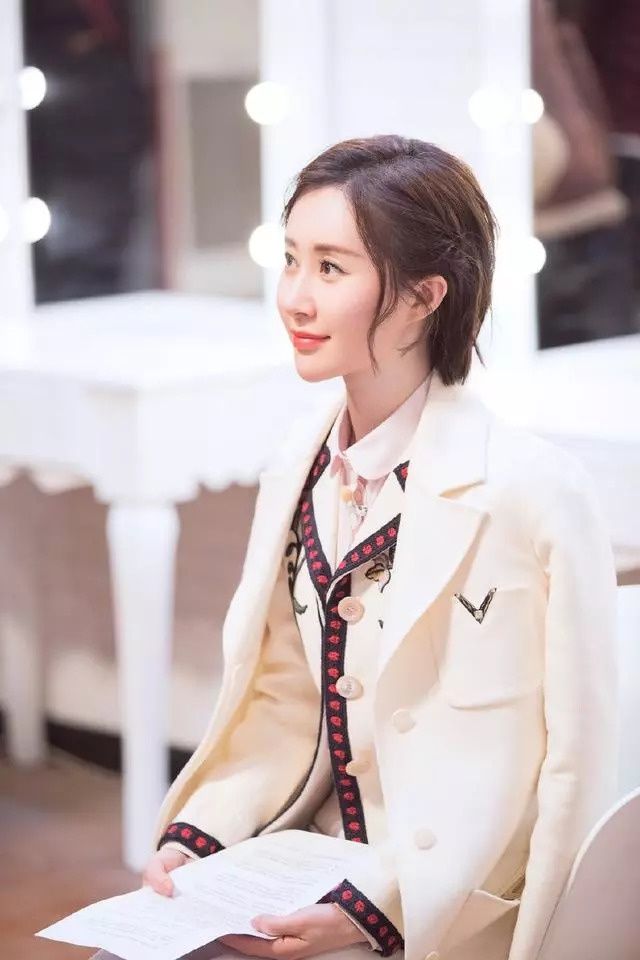 舒畅只是剪了摩卡波波头发型，人变美了还特别减龄，网友:她红了