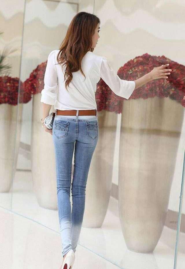 牛仔裤美女，彰显的出迷人姿态，释放出强烈时尚气质