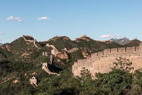  真爽@登上中国景色最壮观的长城，却几乎没有游客，一人独享长城真爽