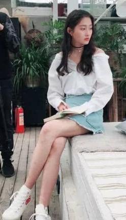 热巴与比她小五岁的关晓彤同穿露肩装，一个是女神，另一个则沦为