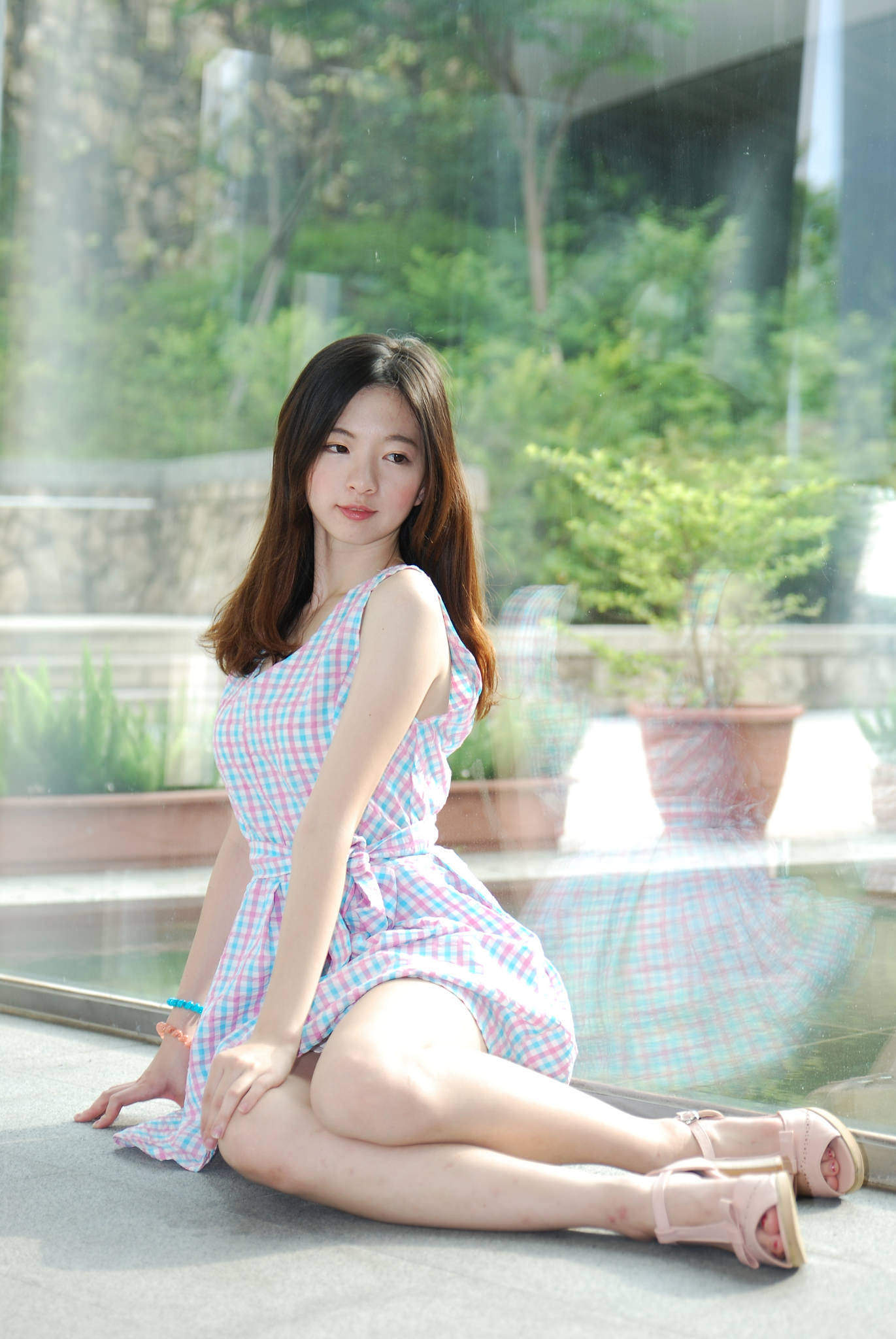 「小姐姐」小姐姐相貌娇美, 肤色白皙, 格子短裙, 娇艳无伦