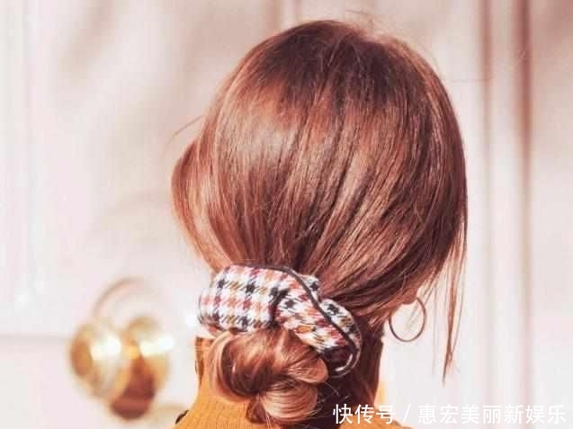  [发圈儿]别小瞧“奶奶发圈”的魔力，真·搭配高手都在用它凹造型