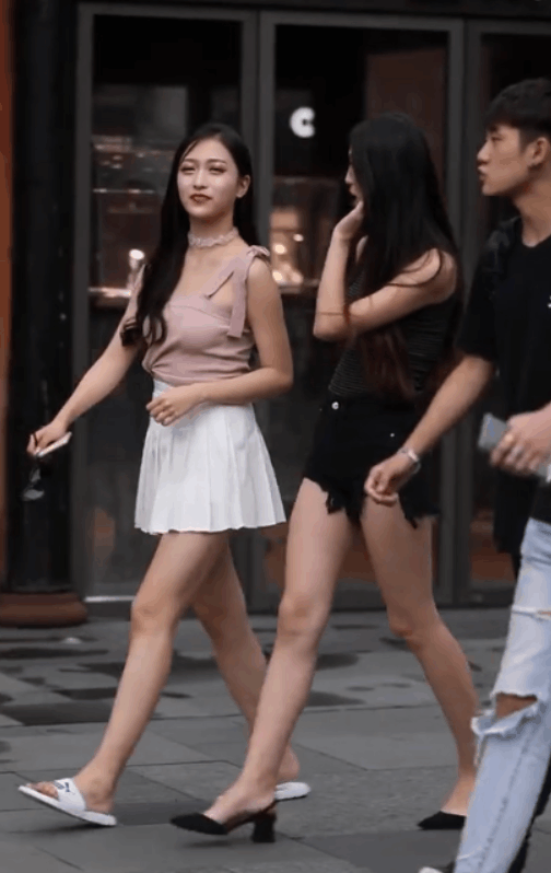 路人街拍, 清纯短裙小姐姐, 闺蜜长腿太“吸睛”