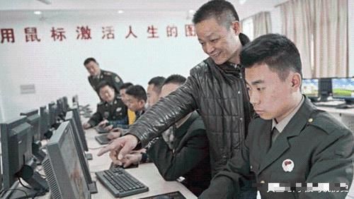 大专毕业，是走“义务兵”入伍好还是“直招士官”入伍好呢？