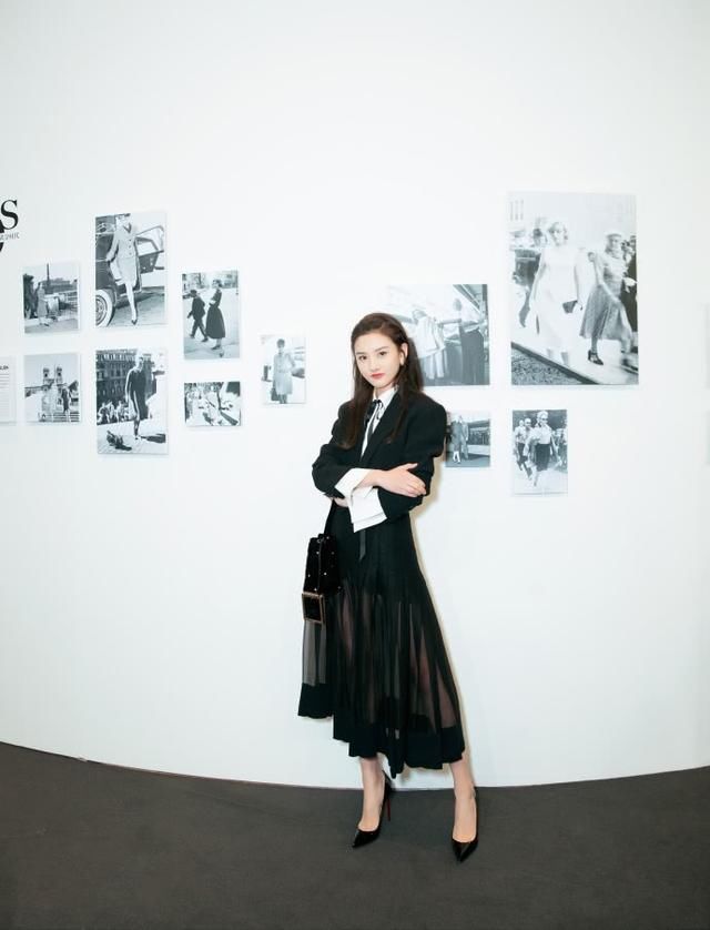 宋祖儿裙子太薄印出“三角区”难怪一直用手包挡着，网友：尴尬了