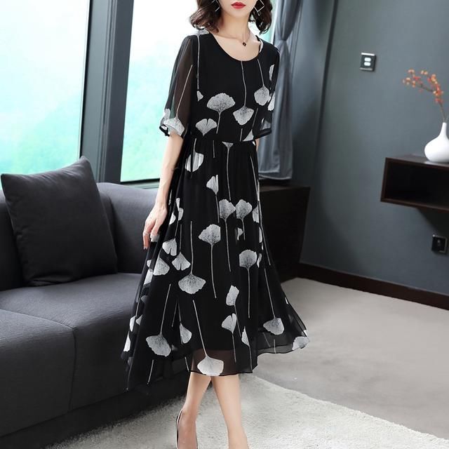 50岁女人别穿妈妈装,太土!穿下面的这样“丝绸裙”,美到爆