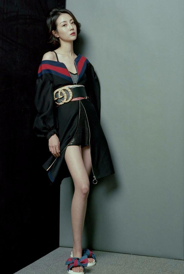 李溪芮是有多自信？穿着白色紧身裤就出门，这个腿看着真是尴尬！