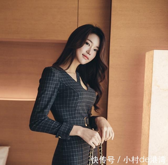 出街游玩选择一件小方格包臀裙，朴正允穿着优雅又有女人味