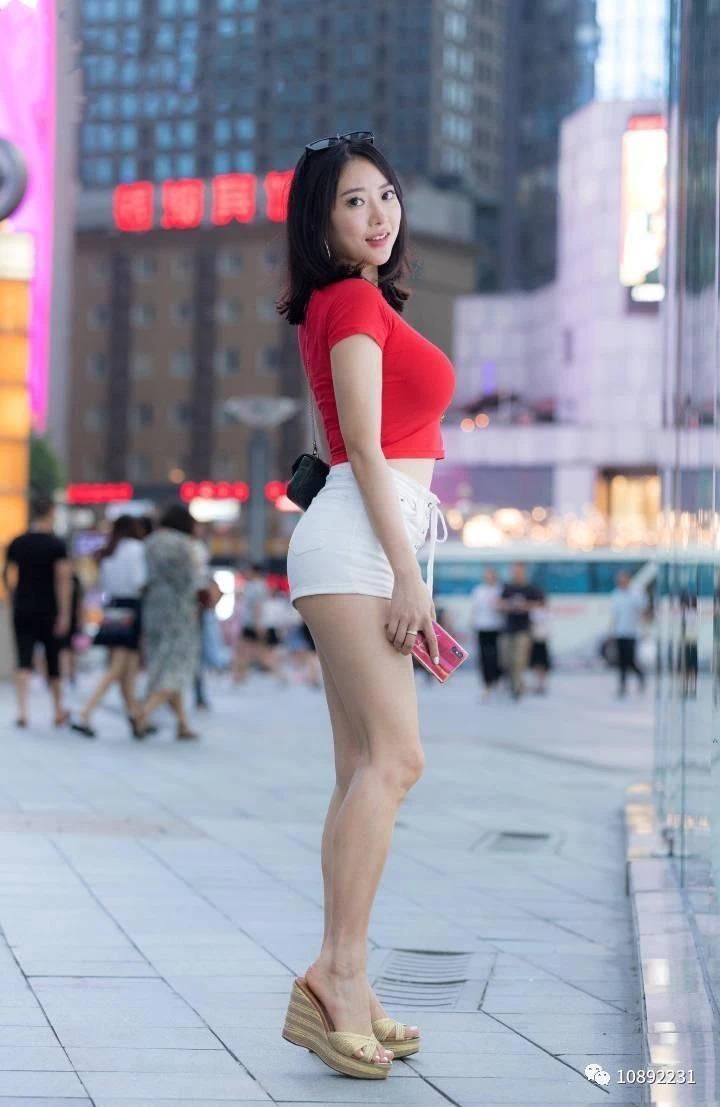 美女长发搭配红色紧身衣,清纯可爱,满脸笑容