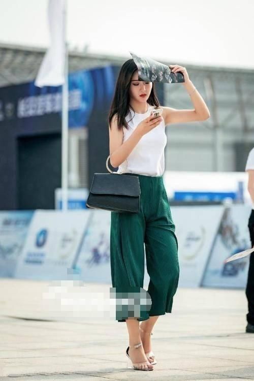 街拍：夏天的气息分外浓厚，主要就是体现在街上妹子身上