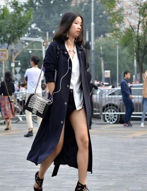  气质：街拍：艳若桃李的小姐姐，一件米白色套装，时尚气质魅力